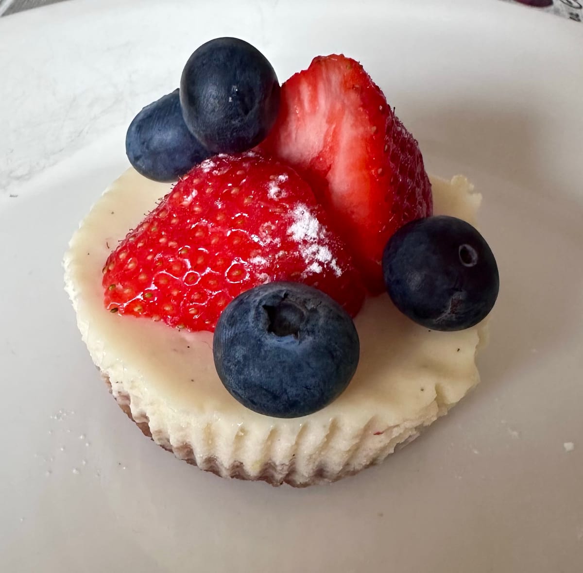 Mini-cheesecake met aardbeien en blauwe bessen